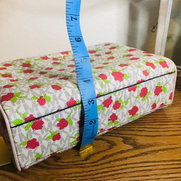 Michael kors toiletry bag. - Picture 4 of 12